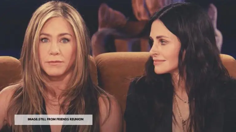 Courteney Cox talks about her favourite episode besides "Thanksgiving", Jennifer agrees Friends reunion