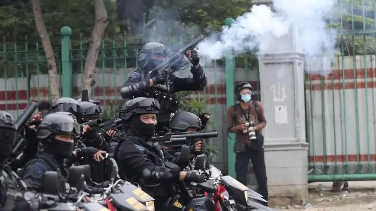 Muslim protesters march against Indonesia's new labor law Muslim protesters march against Indonesia's new labor law
