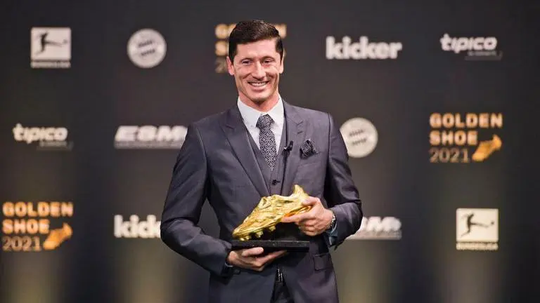 Robert Lewandowski presented with 2021 European Golden Shoe as he outscores Messi, Ronaldo Robert Lewandowski