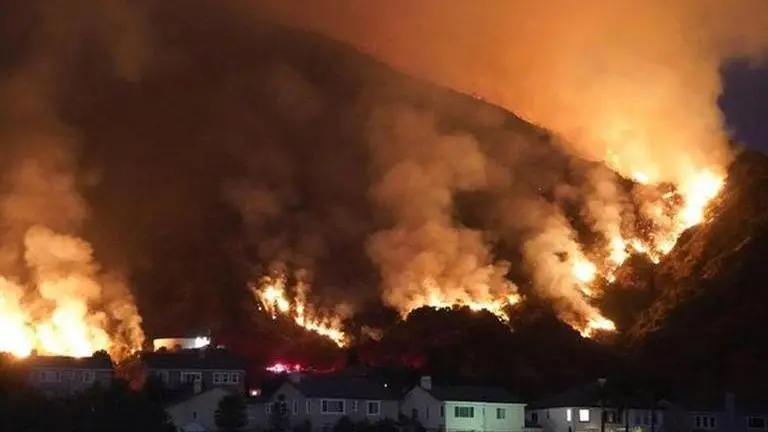 California avoids major power outages as wildfires rage California avoids major power outages as wildfires rage