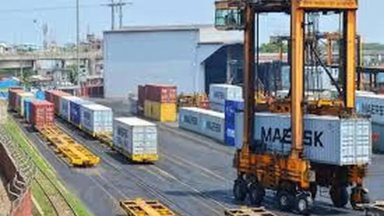 Trade between India and Bangladesh through Petrapole-Benapole border in WB resumes Trade between India and Bangladesh through Petrapole-Benapole border in WB resumes