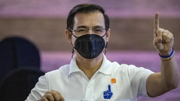 Popular Manila mayor formalizes presidential bid