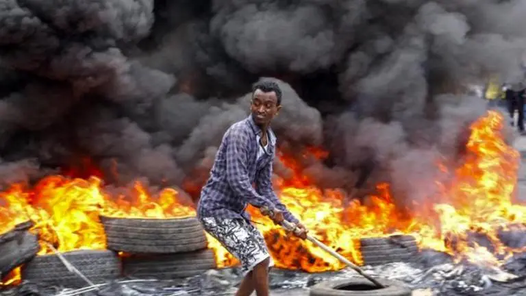 Somalia's army chief survives bombing of his convoy; 1 dead