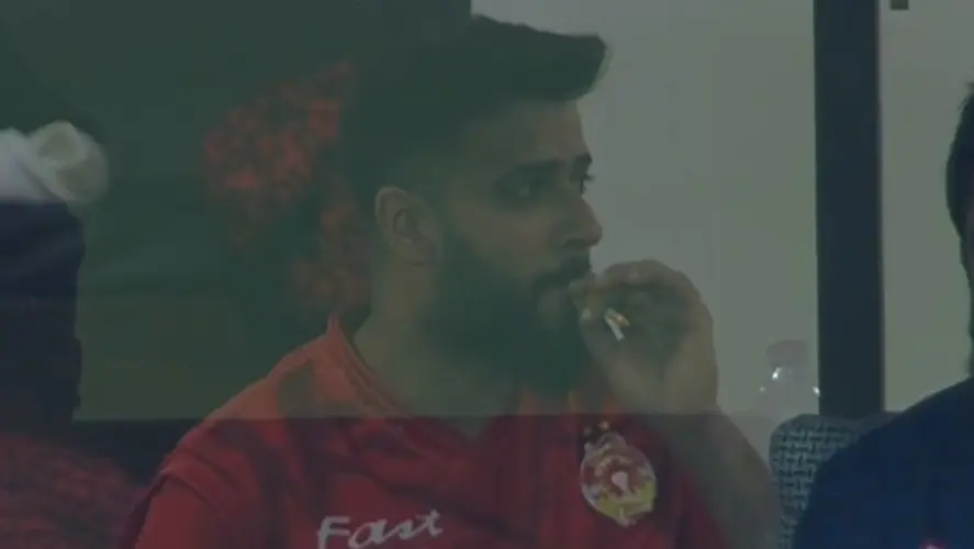 Just Pakistan Things! Imad Wasim caught OPENLY SMOKING during innings break of PSL final- WATCH Imad Wasim