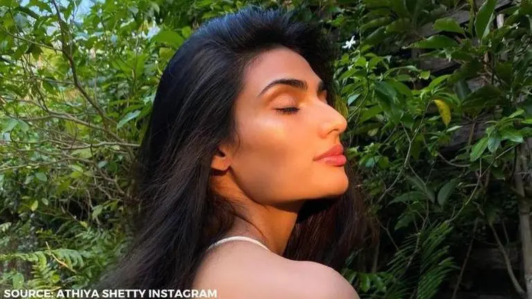 Athiya Shetty reveals how her 'Monday was a blur'; dad Suniel showers love on the post Athiya Shetty