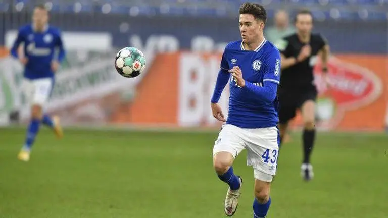 US striker Hoppe signs contract extension with Schalke