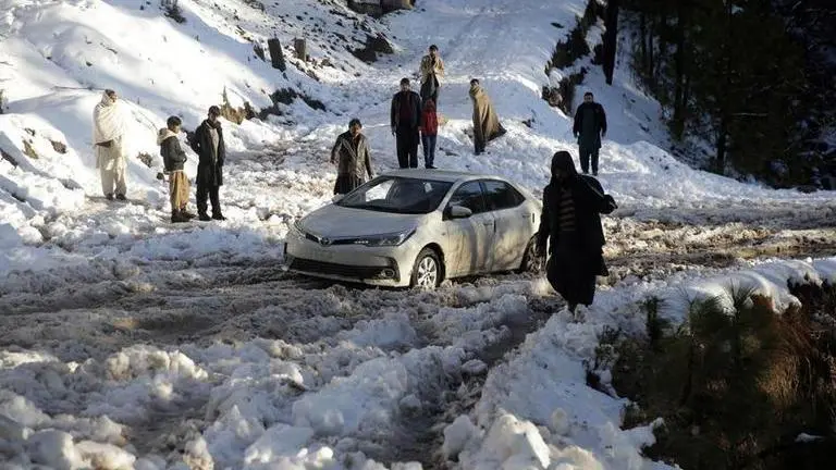 Pakistan: 23 people including 9 children die trapped in cars after snowfall in Murree Pakistan