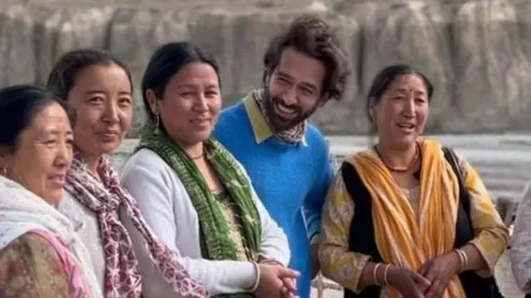 Nakuul Mehta sings Bade Achhe Lagte Hain with fans on Spiti Valley trip | WATCH nakuul mehta