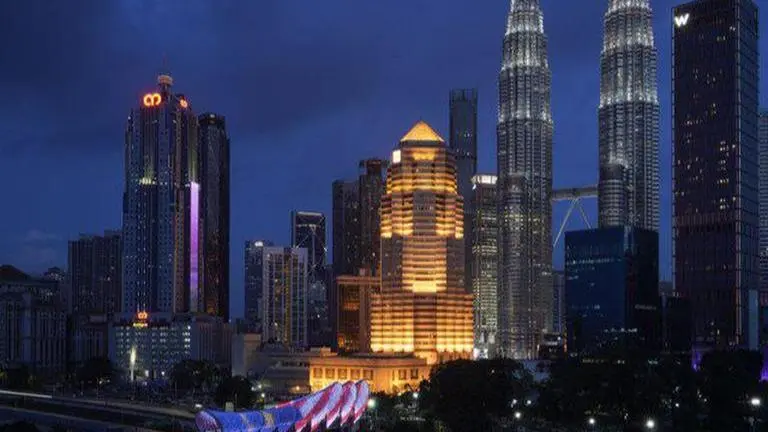 Indonesia halts Islamic assembly, quarantining 9,000 people