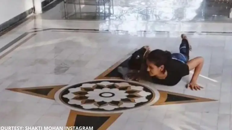 Shakti Mohan becomes a multipurpose fan as she mops the marble floor Shakti Mohan