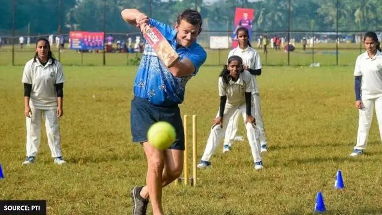 Adam Gilchrist donation for corona