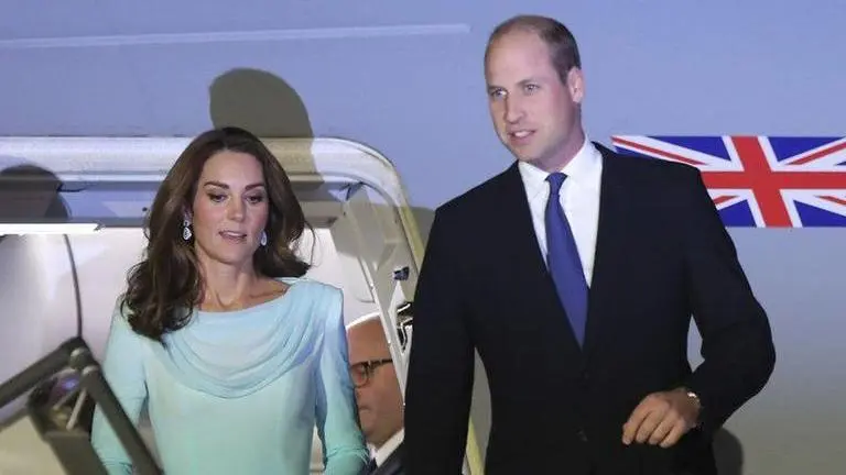William, Kate chat with people about COVID vaccine