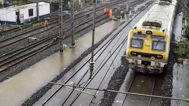 Maharashtra: Heavy rain in Nanded leads to flooding in some villages, several people shifted, two dead Weather: Rain in Mumbai