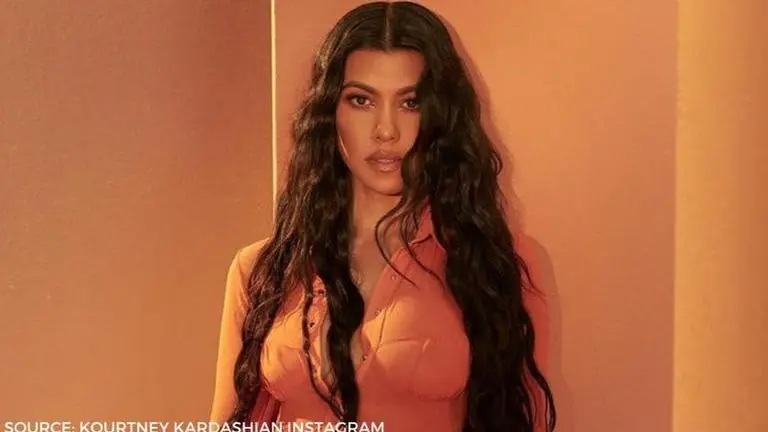 Kourtney Kardashian jumps ropes during quarantine, her pup looks amazed Kourtney Kardashian