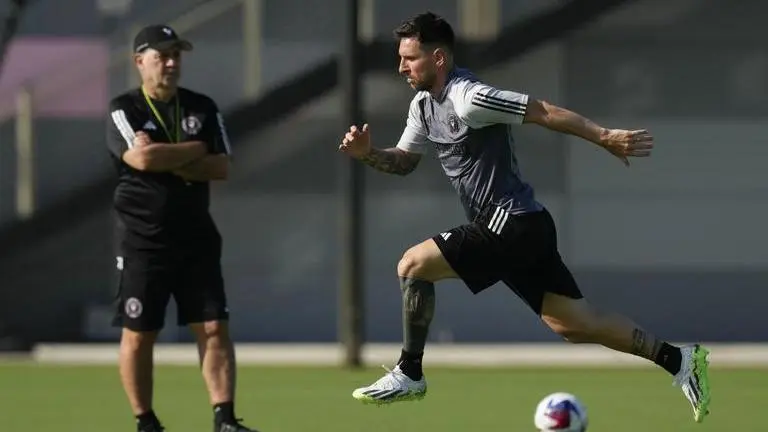 Lionel Messi takes to the practice field for 1st time since signing with Inter Miami Lionel Messi takes to the practice field for 1st time since signing with Inter Miami