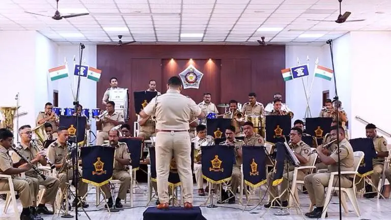 'Simply Superb': Mumbai Police band recreates James Bond theme song, netizens react Mumbai Police