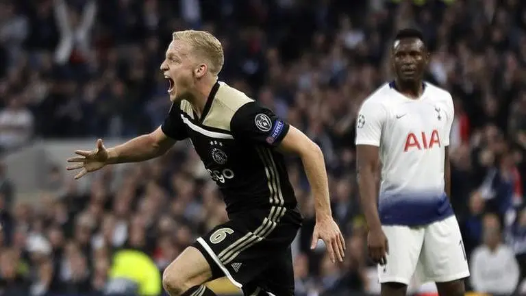 Manchester United close to signing Ajax midfielder Donny van de Beek