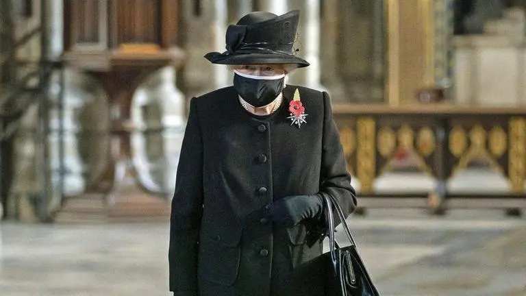 Queen Elizabeth II wears mask at tribute to Unknown Warrior