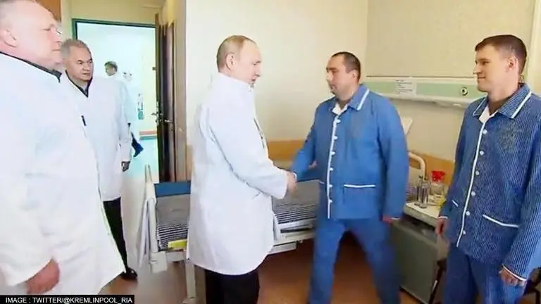 Vladimir Putin visits Russian soldiers who were injured in Ukraine, calls them 'heroes' Russia-Ukraine war