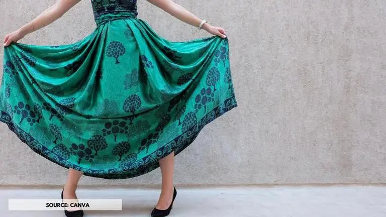 how many holes in the dress