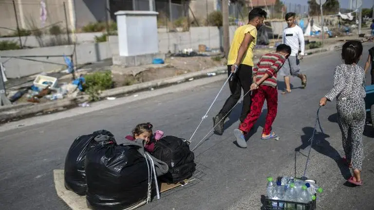 Greece: Police move more homeless migrants to new tent camp