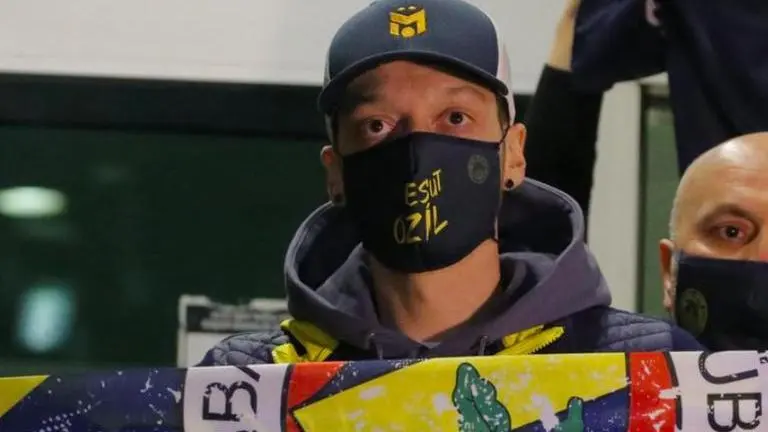 Ozil arrives in Turkey to seal Fenerbahce deal