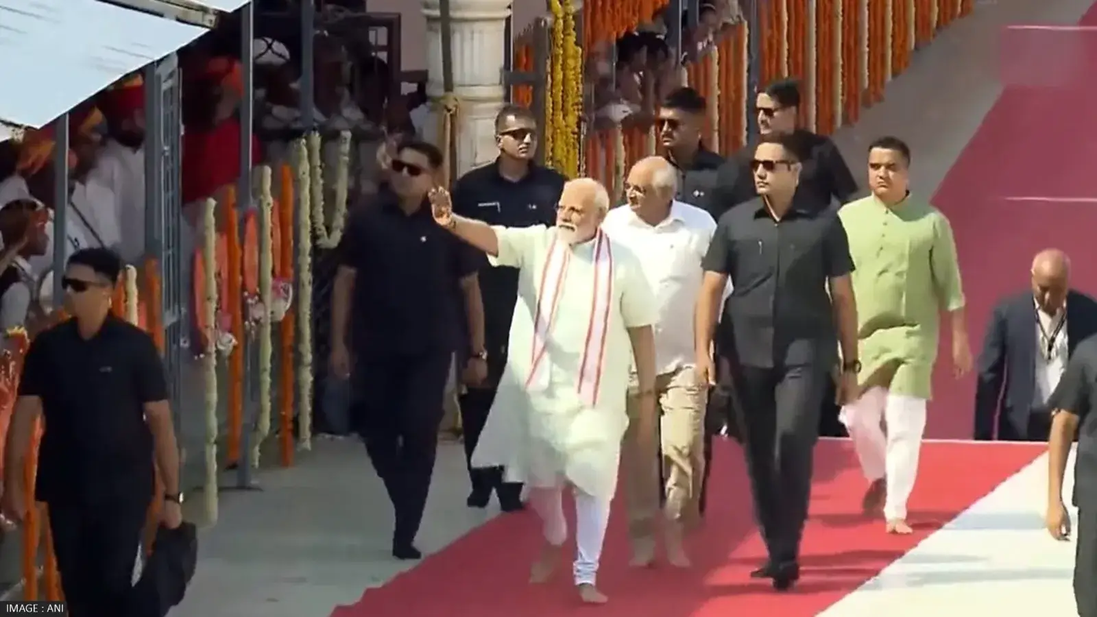 'Modi, Modi' chants reverberate in Gujarat | Republic World