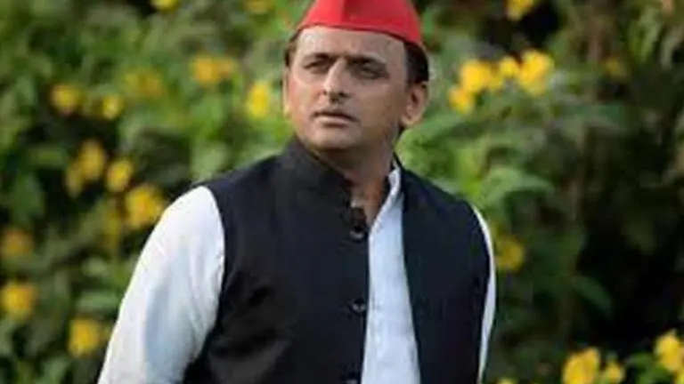 Akhilesh meets family of Unnao rape victim who was set ablaze Akhilesh Yadav