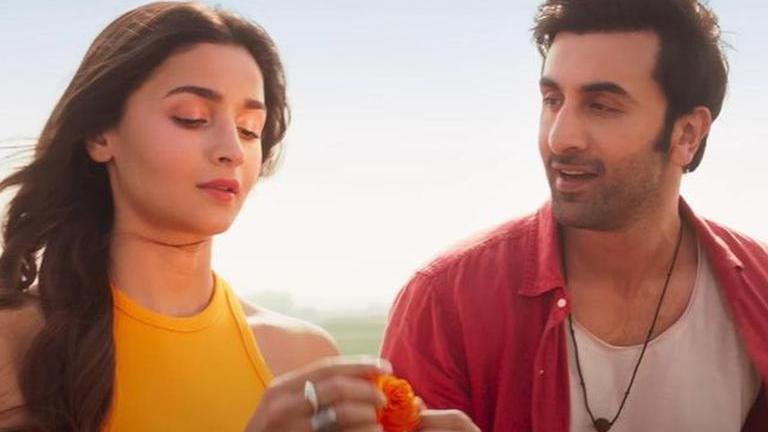 'Kesariya': Fans Hail Alia Bhatt-Ranbir Kapoor's 'magical' Chemistry In ...