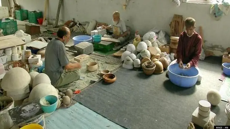 J&K admin sets up facilitation centre for papier-mache artisans to boost handicraft sector J&K