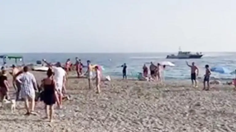 Spain: Beachgoers' quick response helps in nabbing drug smugglers, netizens applaud; Watch Spain