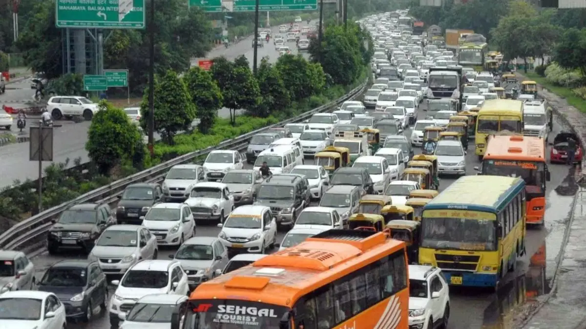 Massive Jam on Noida-Greater Noida Expressway After Truck Overturns: Traffic Diverted, Check Alternative Routes