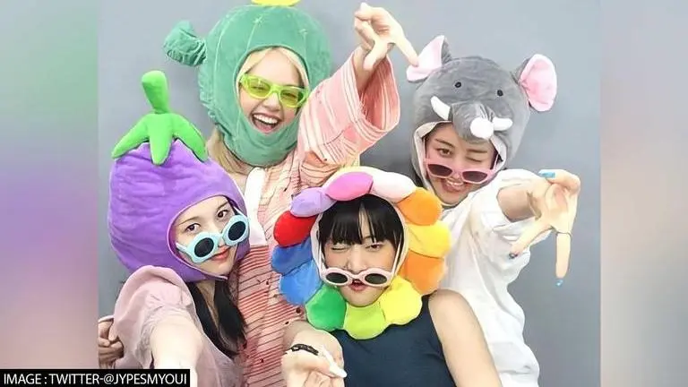 BLACKPINK’S Lisa, TWICE’s Jihyo & Mina, (G)I-DLE’s Minnie pose for sweet picture together blackpink