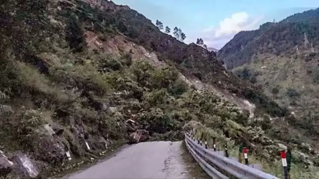 50 Roads Closed in Himachal as Rain Lashes Parts of State 50 roads closed in Himachal as rain lashes parts of state