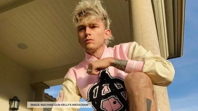 Billboard Music Awards 2021: Machine Gun Kelly paints his tongue black as an "accessory" Billboard Music Awards 2021