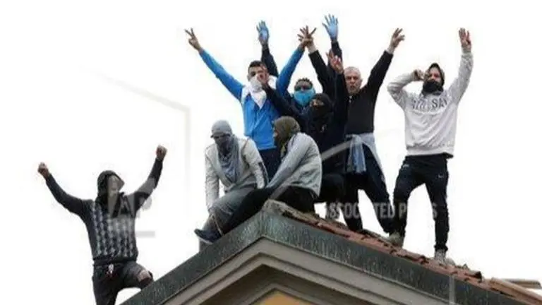 Long queues for food as Italy is put in lockdown Long queues for food as Italy is put in lockdown