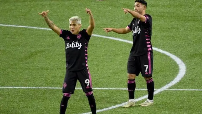 Ruidiaz cancels out Chicharito's goal to end LA Galaxy's playoff hopes