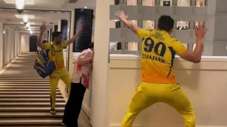 Deepak Chahar, MS Dhoni, IPL 2023