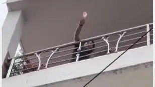 Bura Na Mano Holi Hai: Netizens Split Over Girl Throwing Water Balloon Despite Filmmaker's Refusal Netizens Split Over Bura Na Mano Holi Hai 'Attack' After Girl Throws Water Balloon At Filmmaker Despite His Refusal