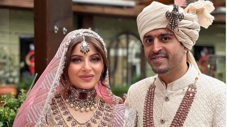 Singer Kanika Kapoor & Gautam tie the knot in pastel-hued attires ...