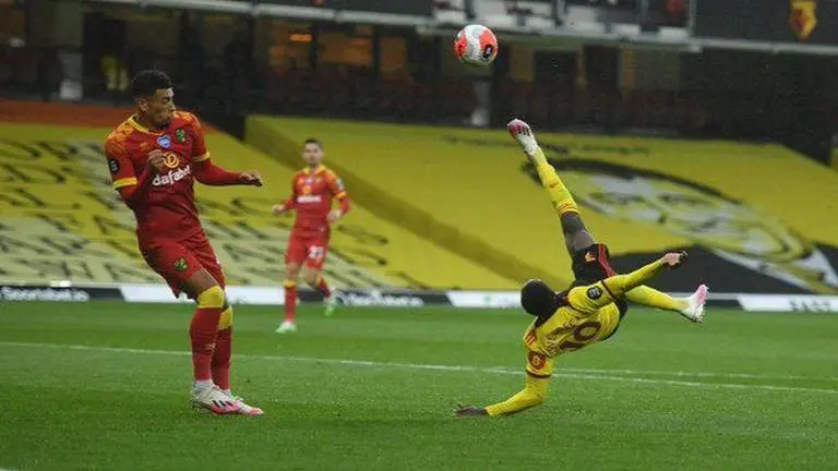 Welbeck acrobatics earn Watford huge 2-1 over Norwich in EPL