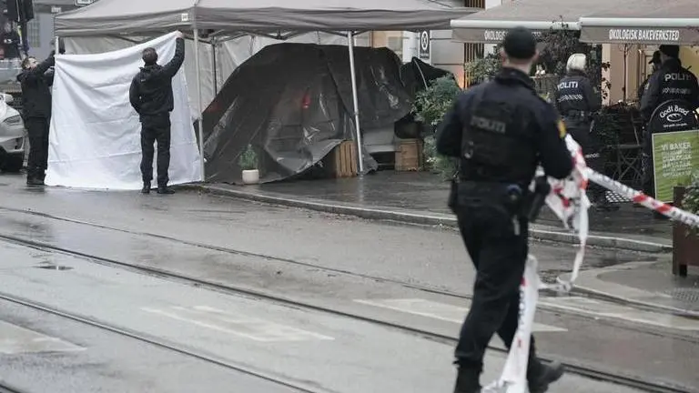 Norway: Half-naked knifeman attacks policeman in Oslo, shot dead; watch Norway