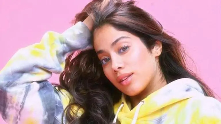 Janhvi Kapoor shares her 1950's look from photoshoot, fans left mesmerised Janhvi Kapoor