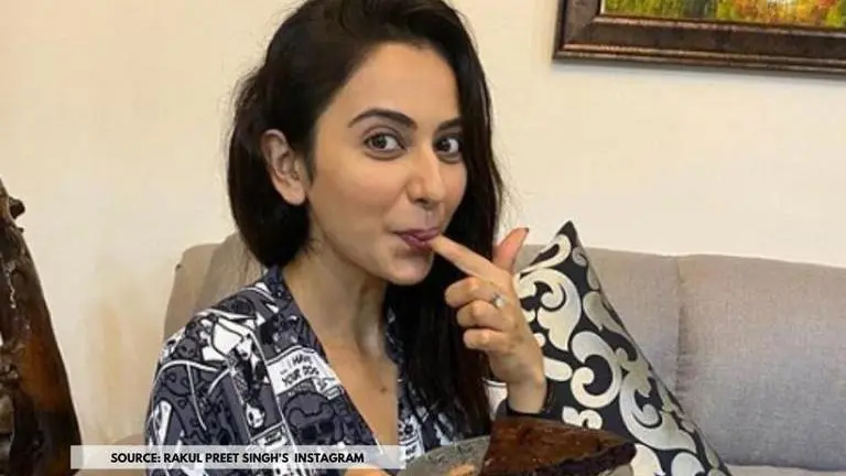 Rakul Preet Singh bakes vegan Pumpkin Chocolate Cake; says #PakoMatPakao Rakul Preet Singh
