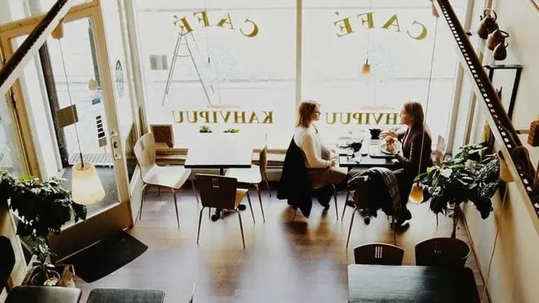 US: Cafe chain CEO steps down amid discrimination complaints