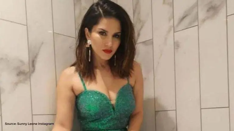 Sunny Leone has a ball as she strikes some quirky poses with these balloons; See pictures sunny leone