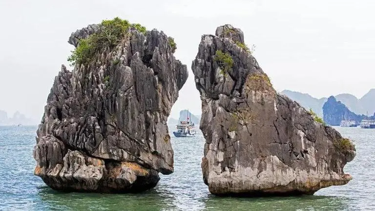 Vietnam's oldest tourist spot 'kissing rocks' are in jeopardy. Will they disappear soon? Kissing Rocks