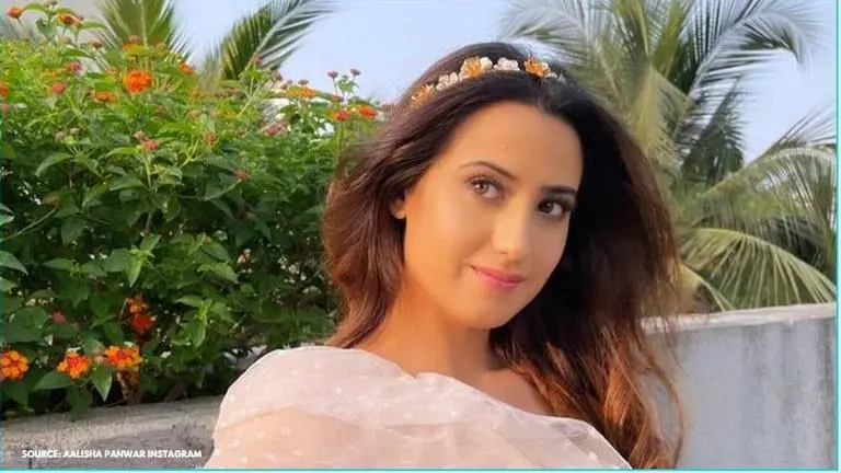 'Ishq Mein Marjawan' fame Aalisha Panwar injured; actor shares glimpse of her feet Ishq Mein Marjawan's Aalisha Panwar