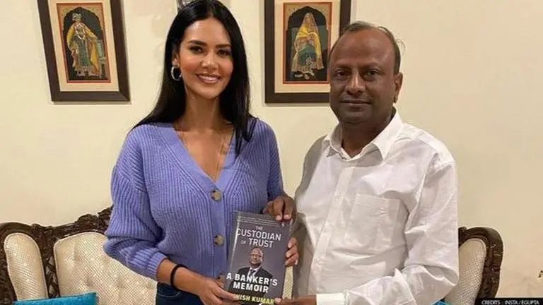 Esha Gupta gets first-hand copy of Mama & ex-SBI chief Rajnish Kumar's new book, with note Esha Gupta, a banker's memoir, Rajnish Kumar, SBI Chairman