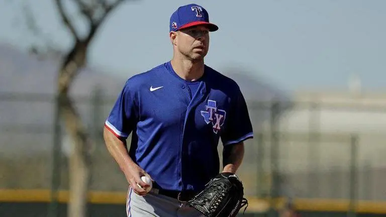 Rangers' Kluber pitches for 1st time since broken arm